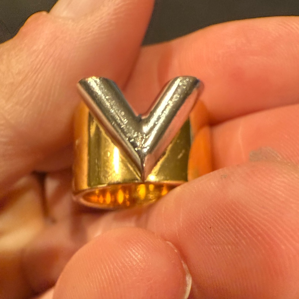 Louis Vuitton Essential V Ring Size 7/M - Picture 3 of 16